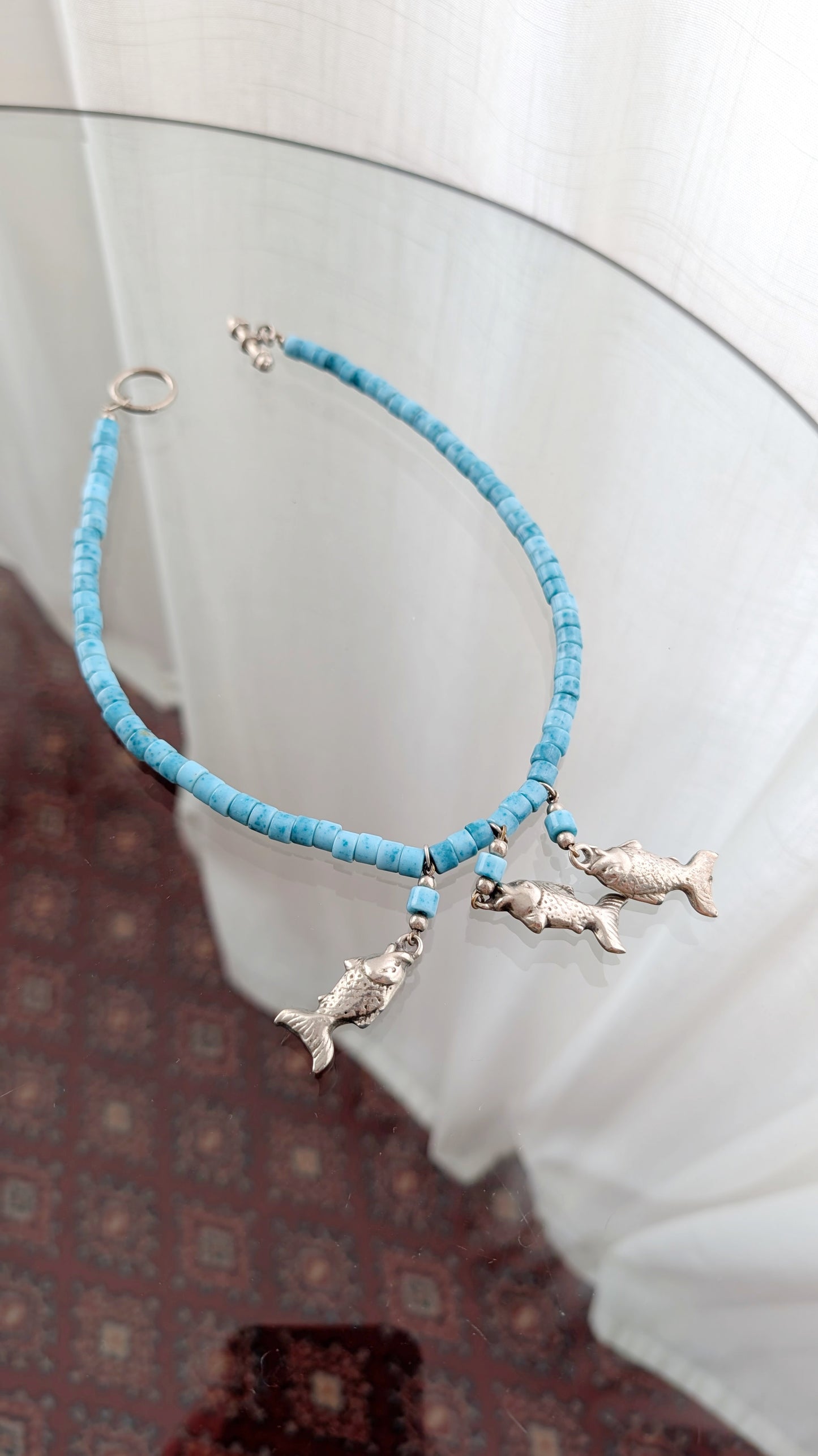 Collier pierres en verre et poissons