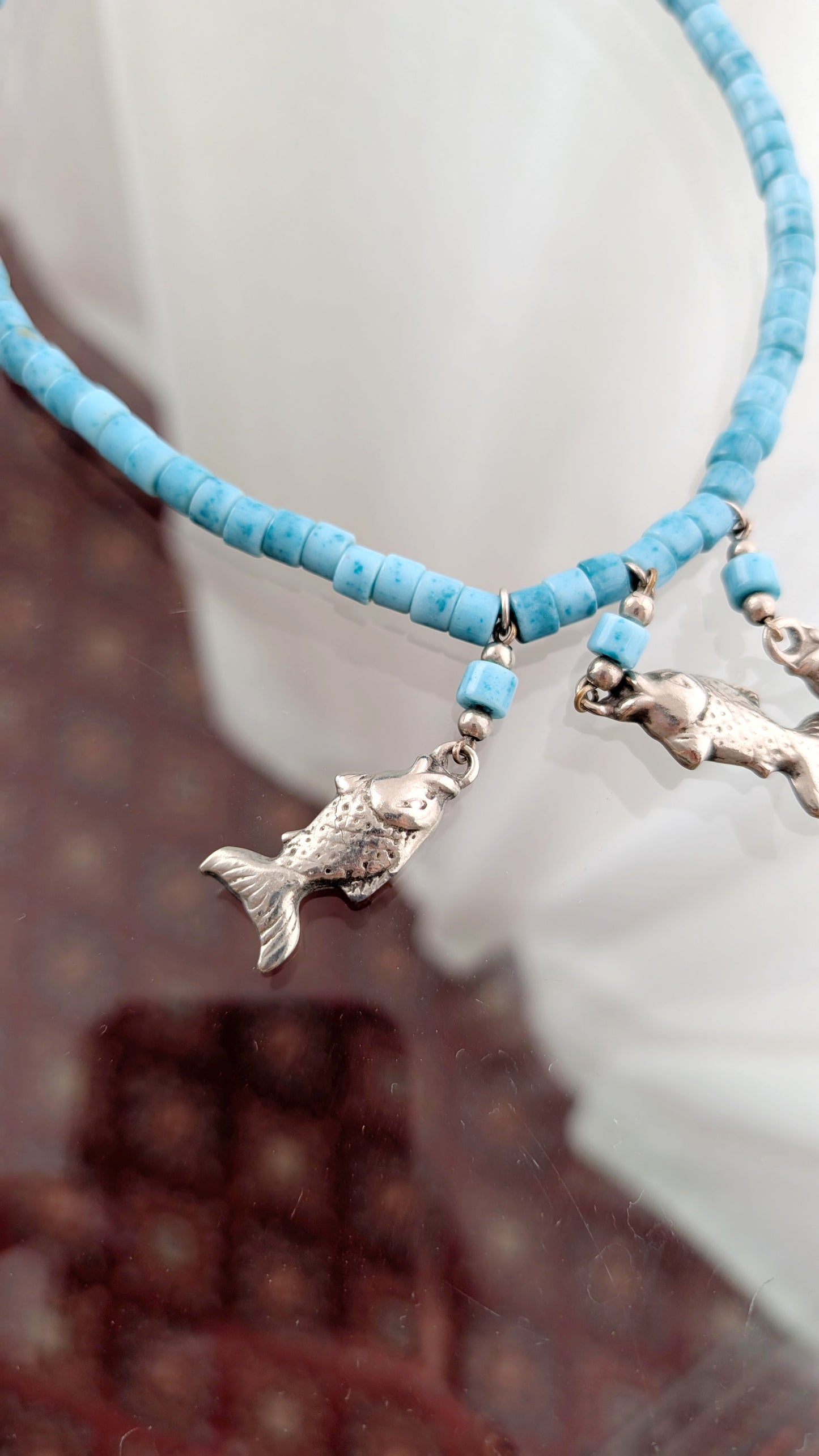 Collier pierres en verre et poissons