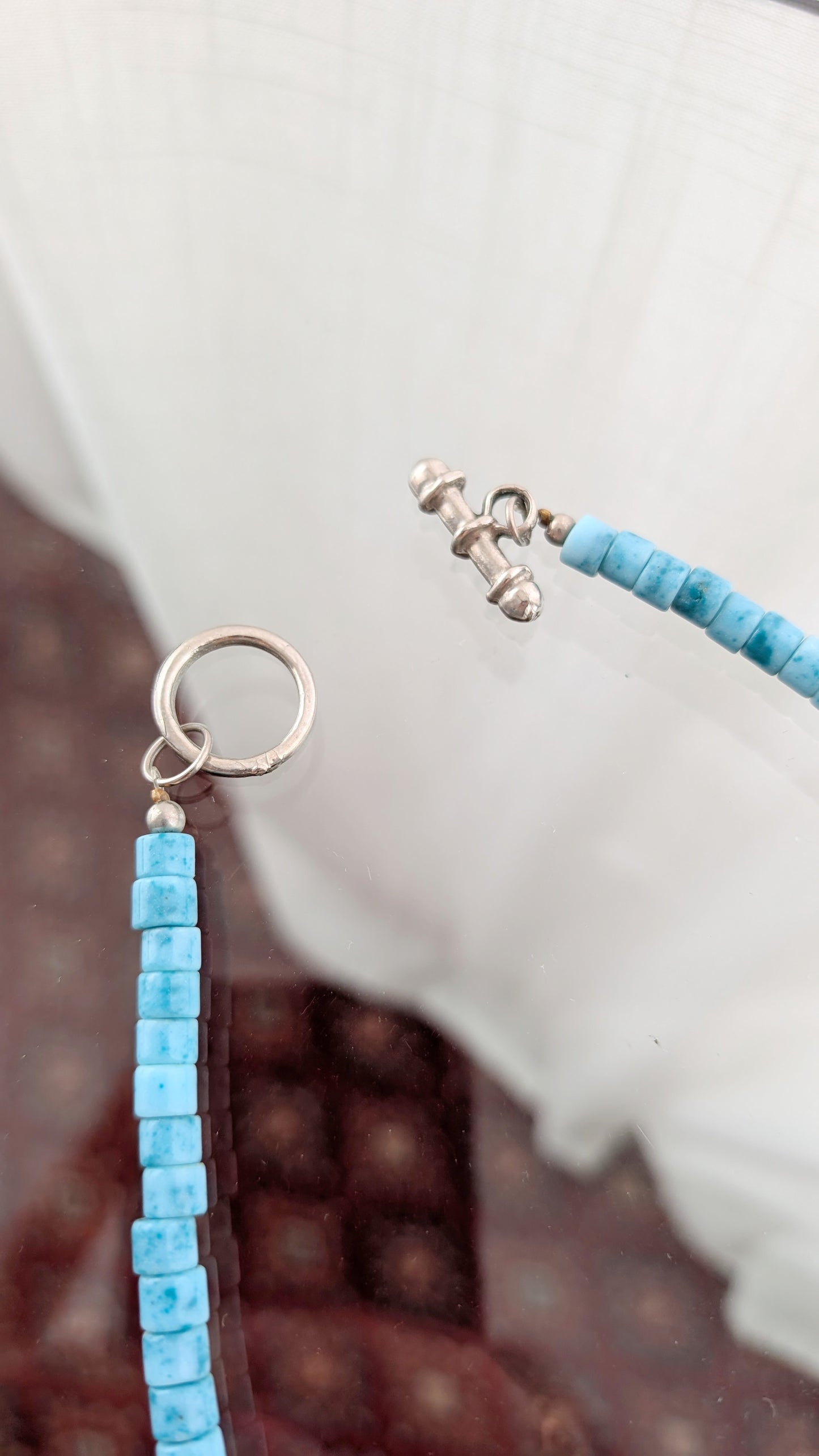Collier pierres en verre et poissons