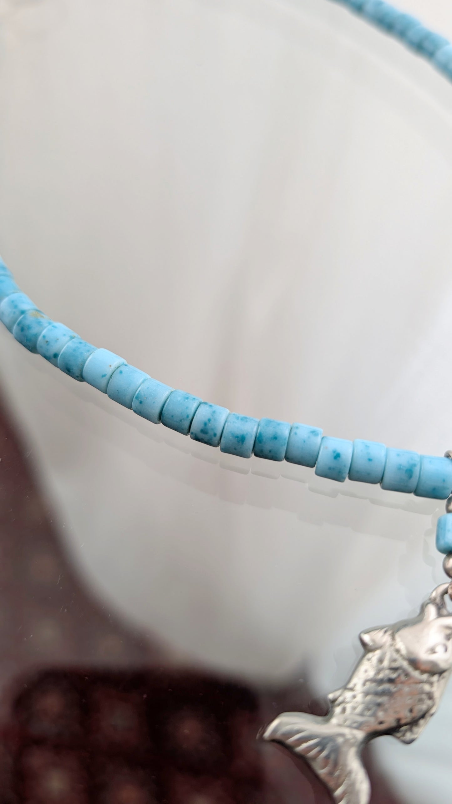 Collier pierres en verre et poissons