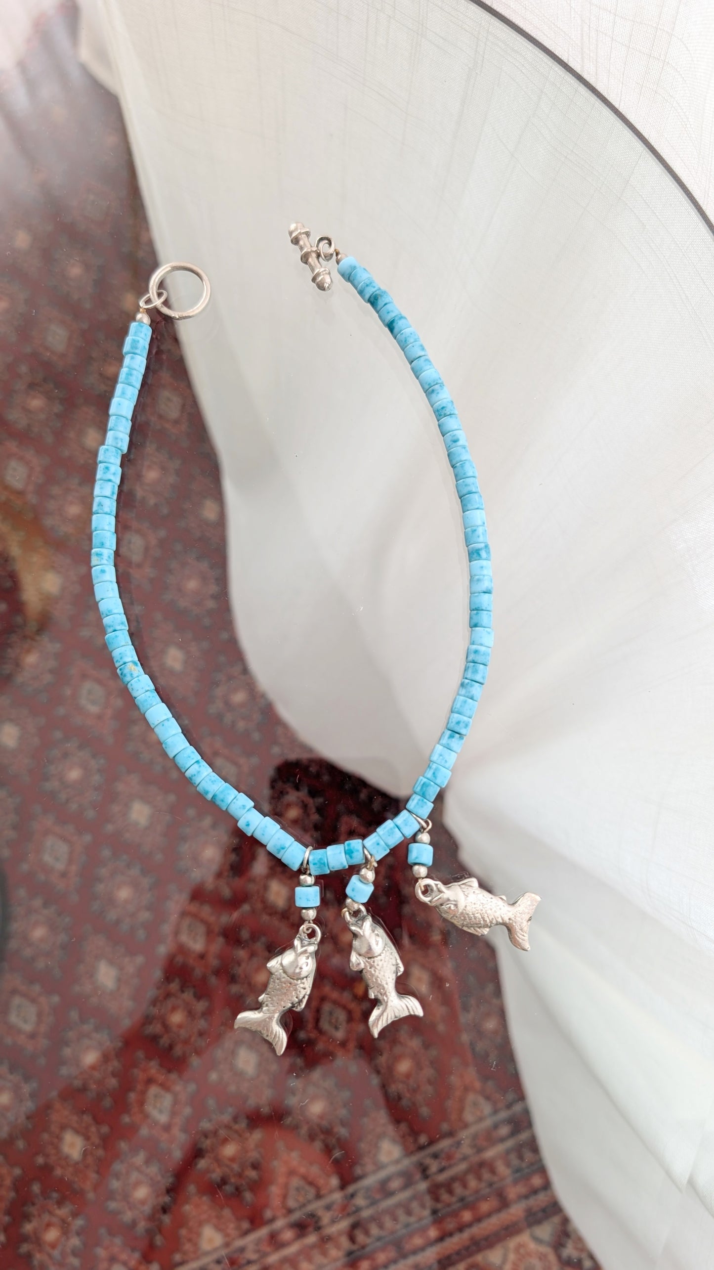 Collier pierres en verre et poissons