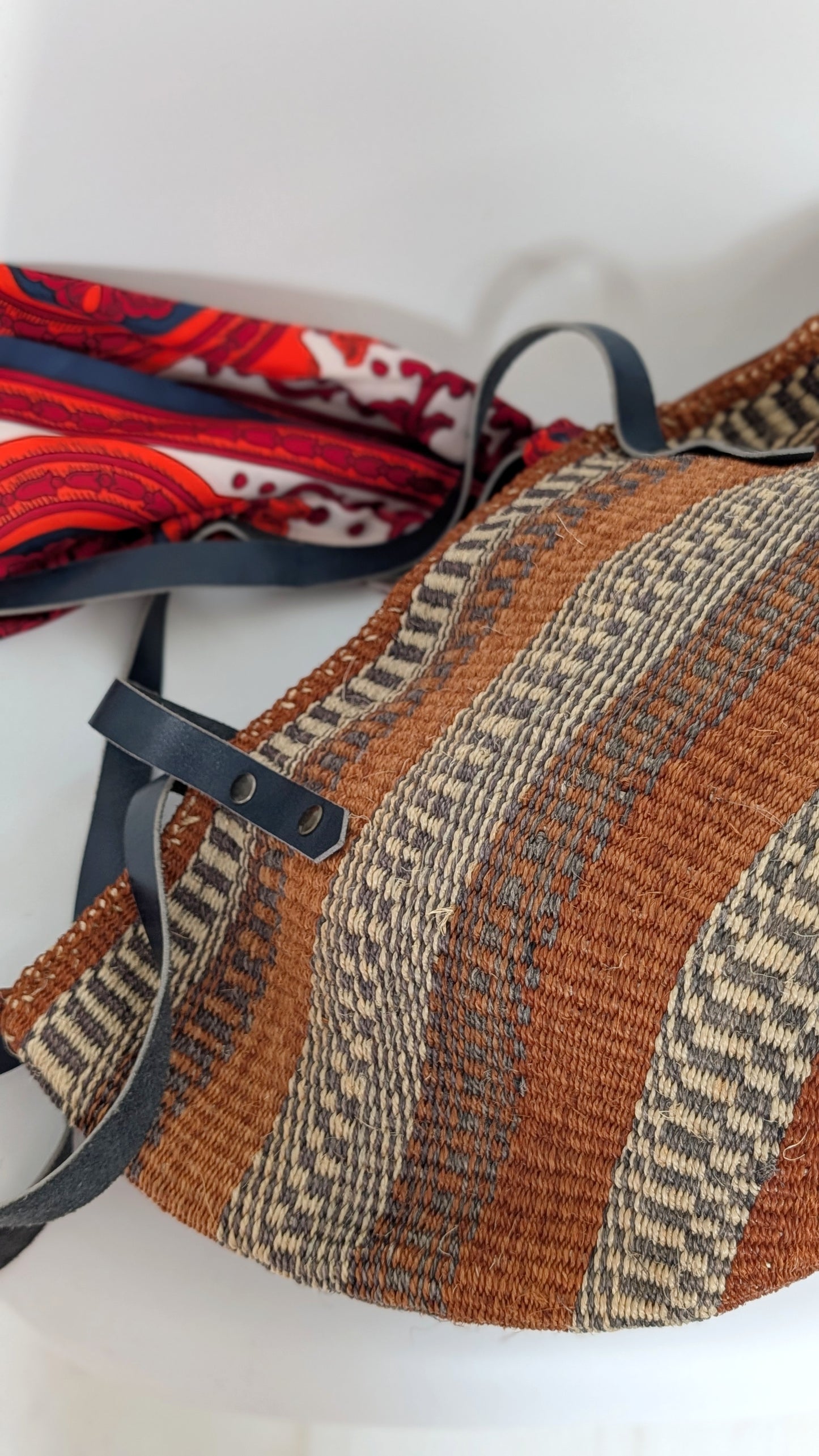 Sac/panier raphia tressée avec foulard soie