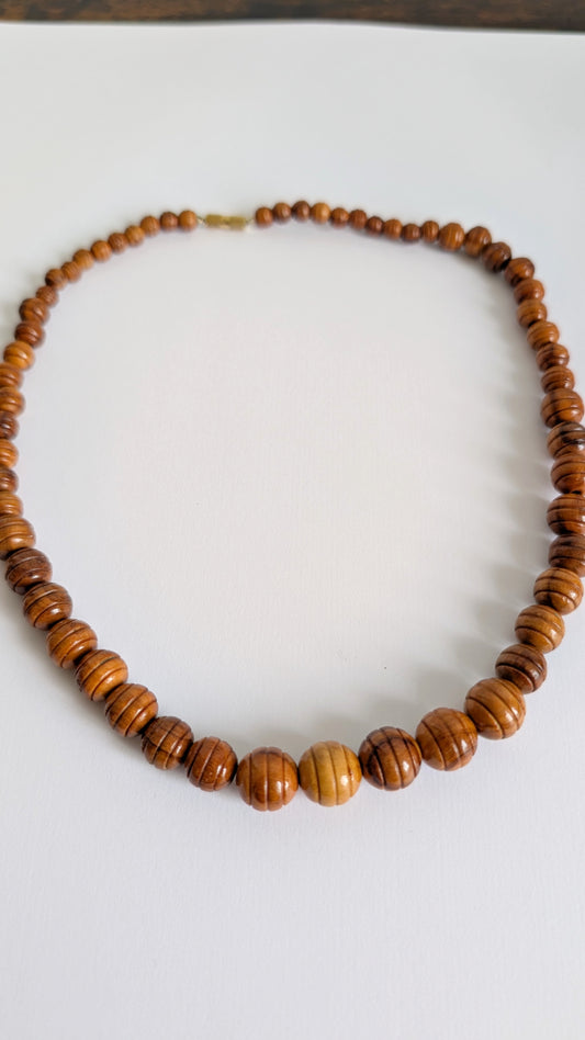 Collier à perles ancien en bois