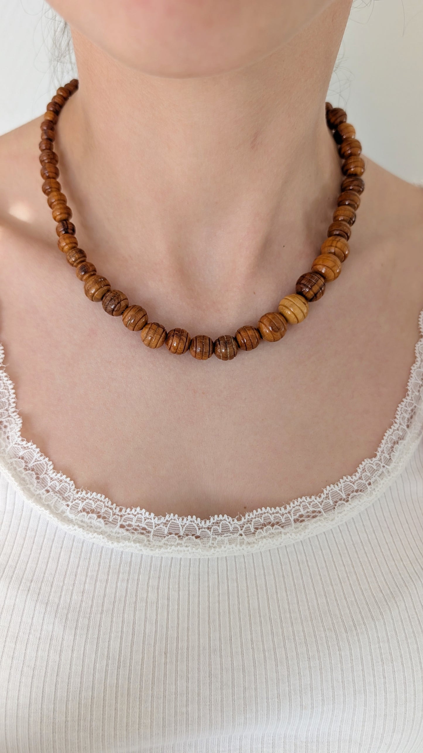 Collier à perles ancien en bois