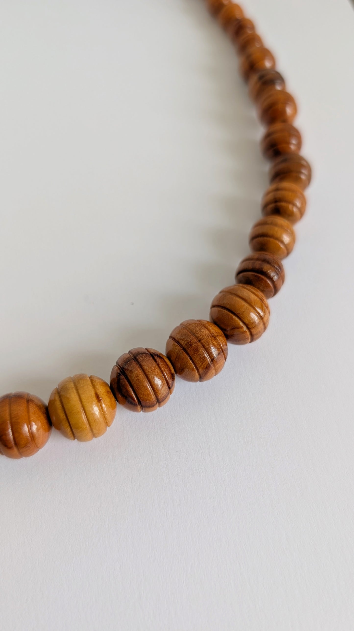 Collier à perles ancien en bois