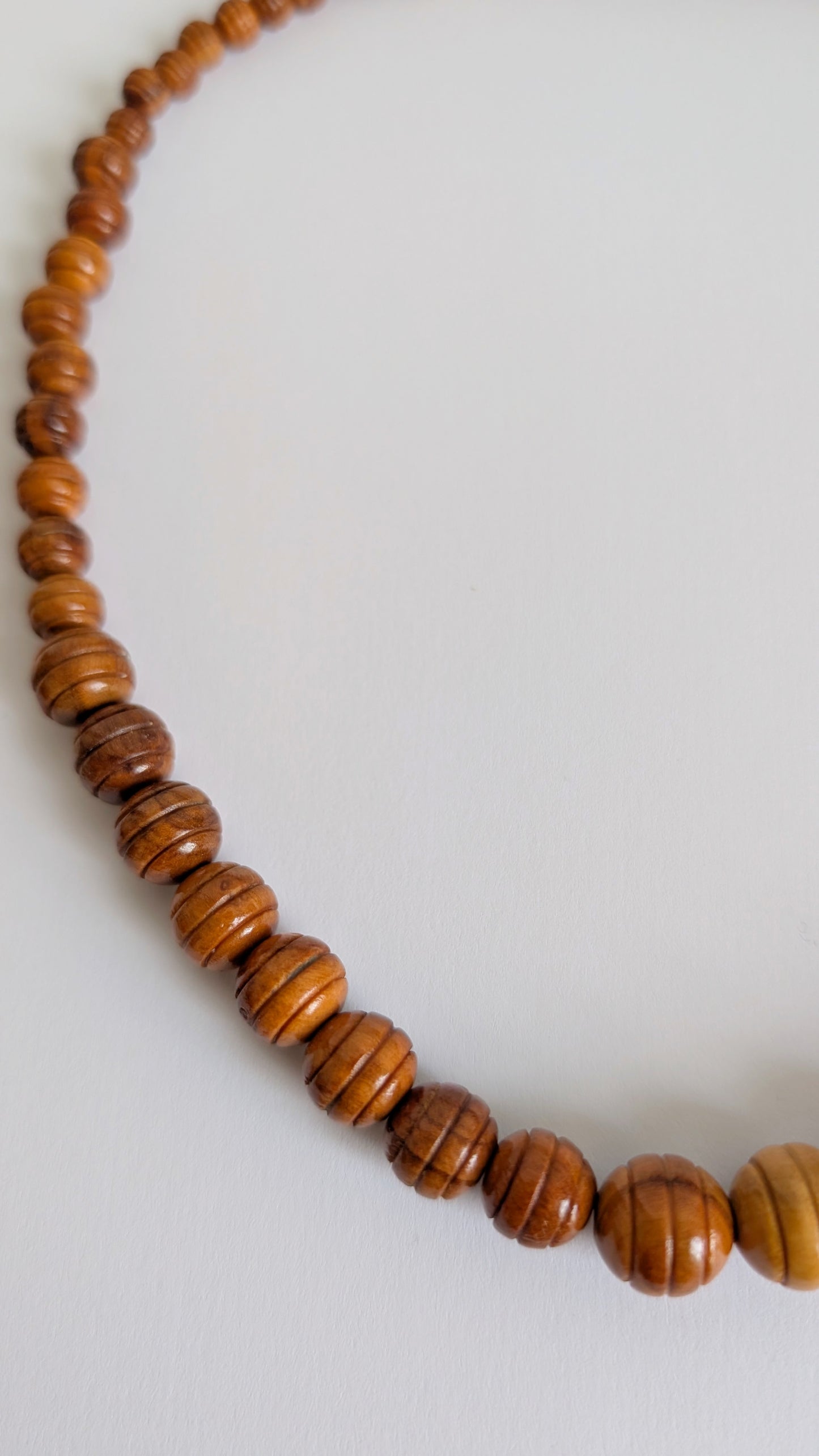 Collier à perles ancien en bois